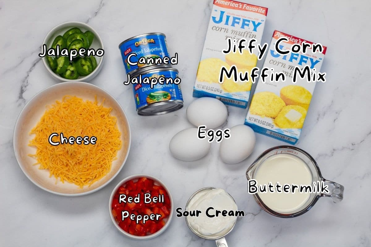 Jiffy jalapeno majsbröd ingredienser med etiketter.