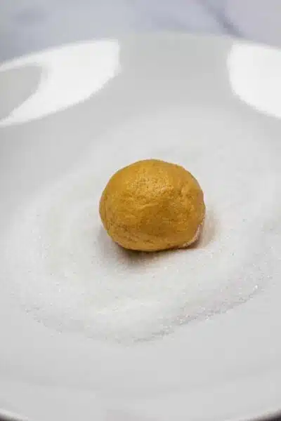 Process photo 7 roll dough ball in sugar.