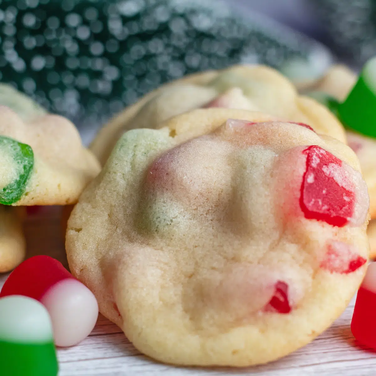 クリスマスガムドロップクッキーの正方形の画像。