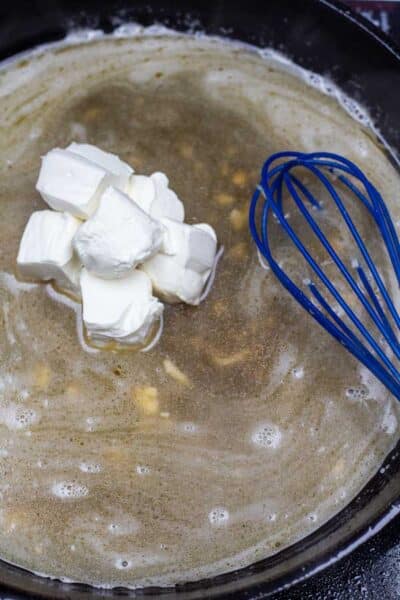 Foto de proceso de adición de queso crema.