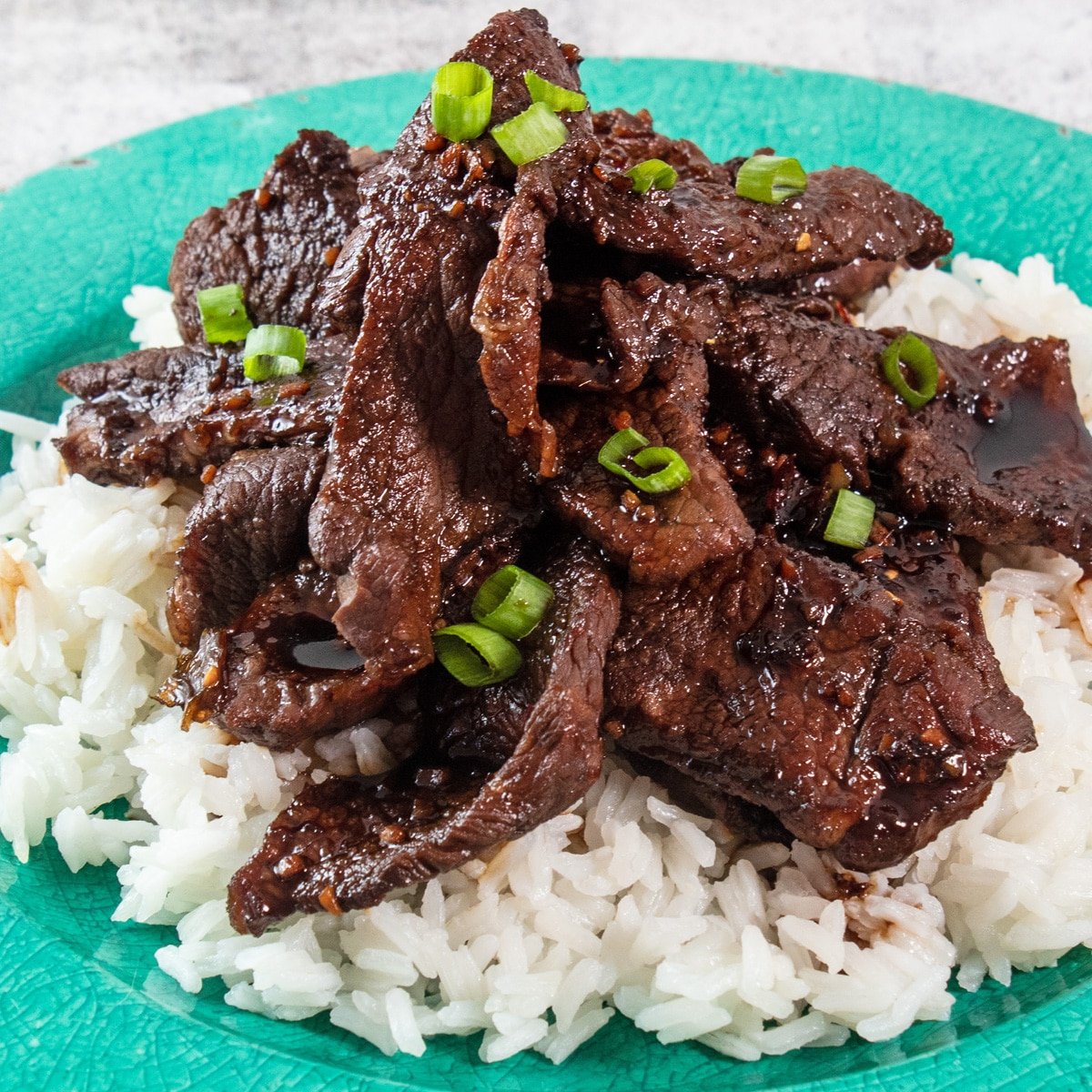 Lekker prime rib Mongools rundvlees geserveerd op een bedje van witte rijst.