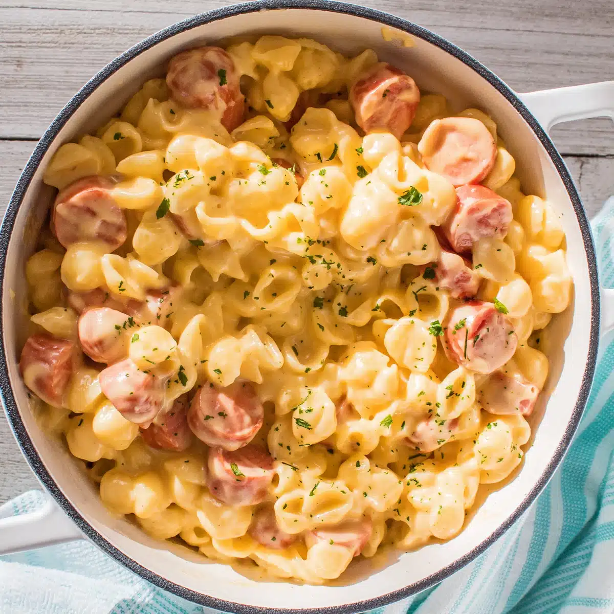 Imagen cuadrada de macarrones con queso en un tazón blanco grande.