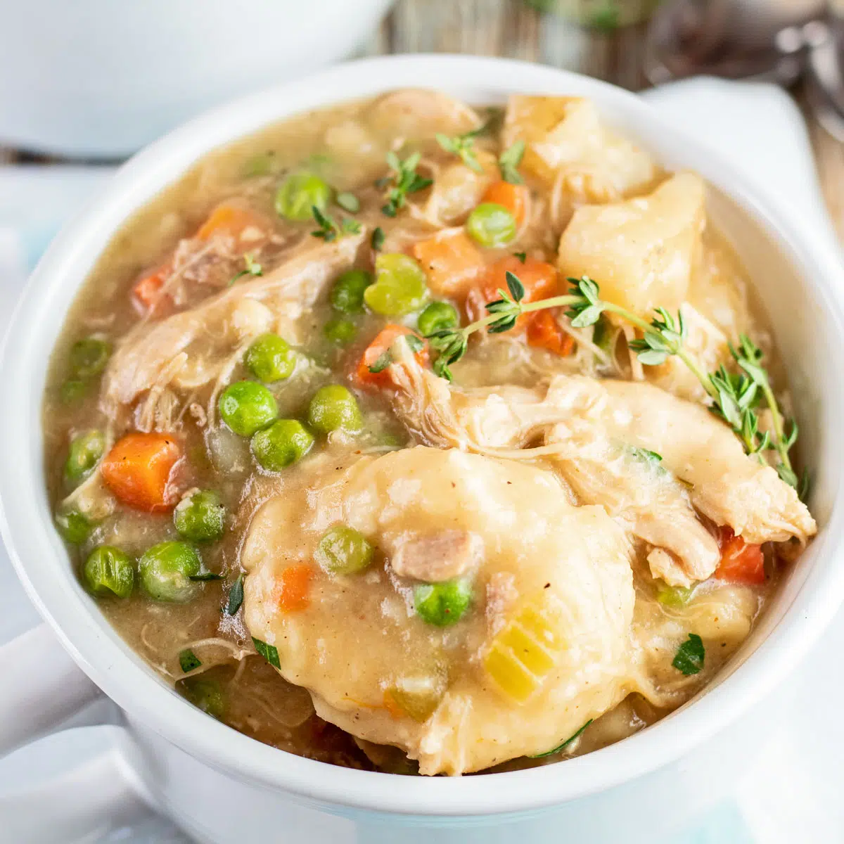 Poulet Bisquick copieux et raviolis servis dans un bol à soupe blanc.