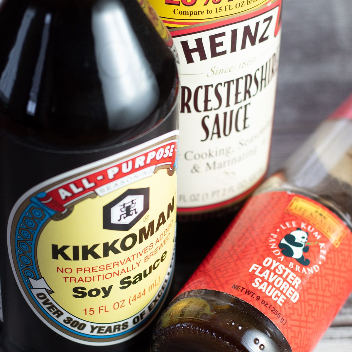 Immagine quadrata di 3 etichette di opzioni sostitutive della salsa di pesce sulle bottiglie del prodotto.