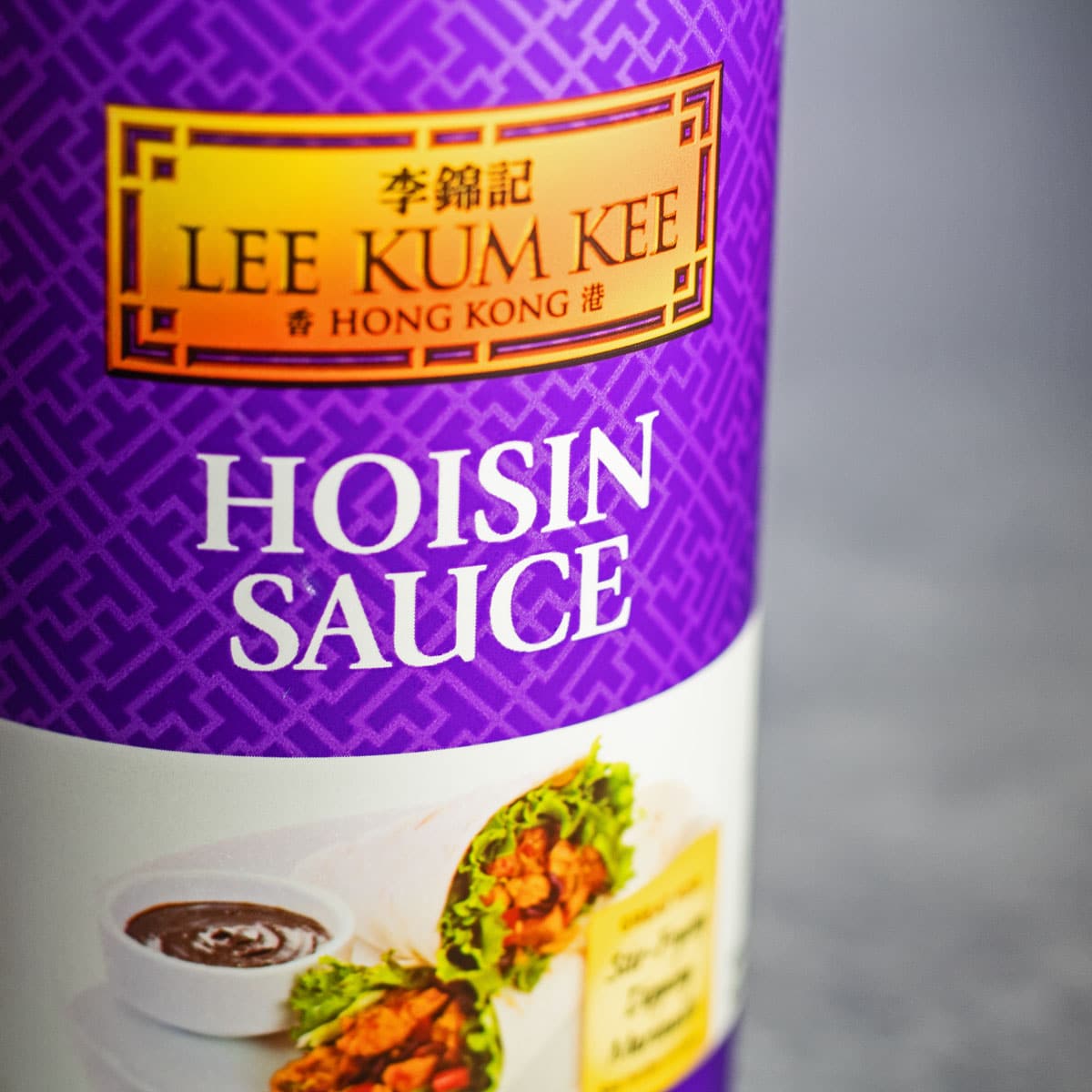 Заместващо изображение на сос Hoisin на бутилиран сос Hoisin.