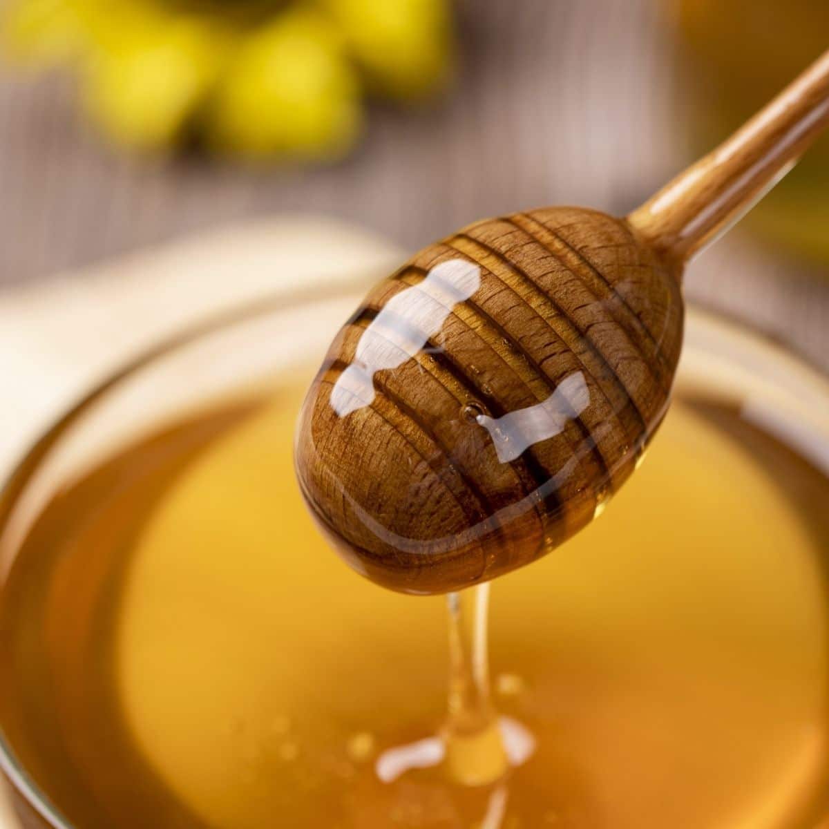 Opções de substituto de mel e como usá-las melhor imagem quadrada de mel na concha do favo de mel.