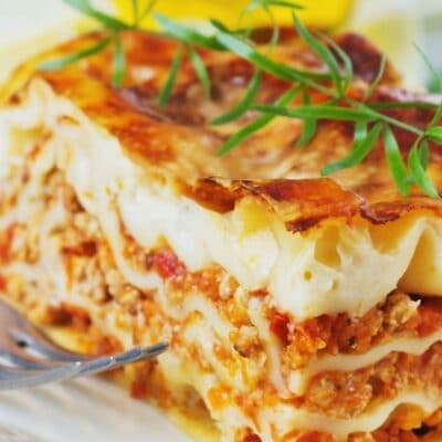 Classic meat lasagna pin with text header.