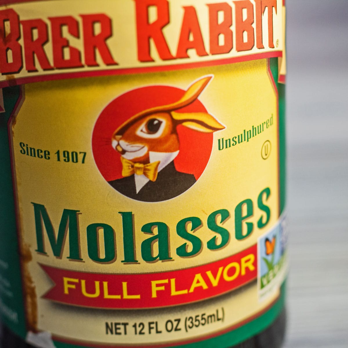 Pengganti molase dalam memasak dan memanggang gambar close-up dari molase botol.