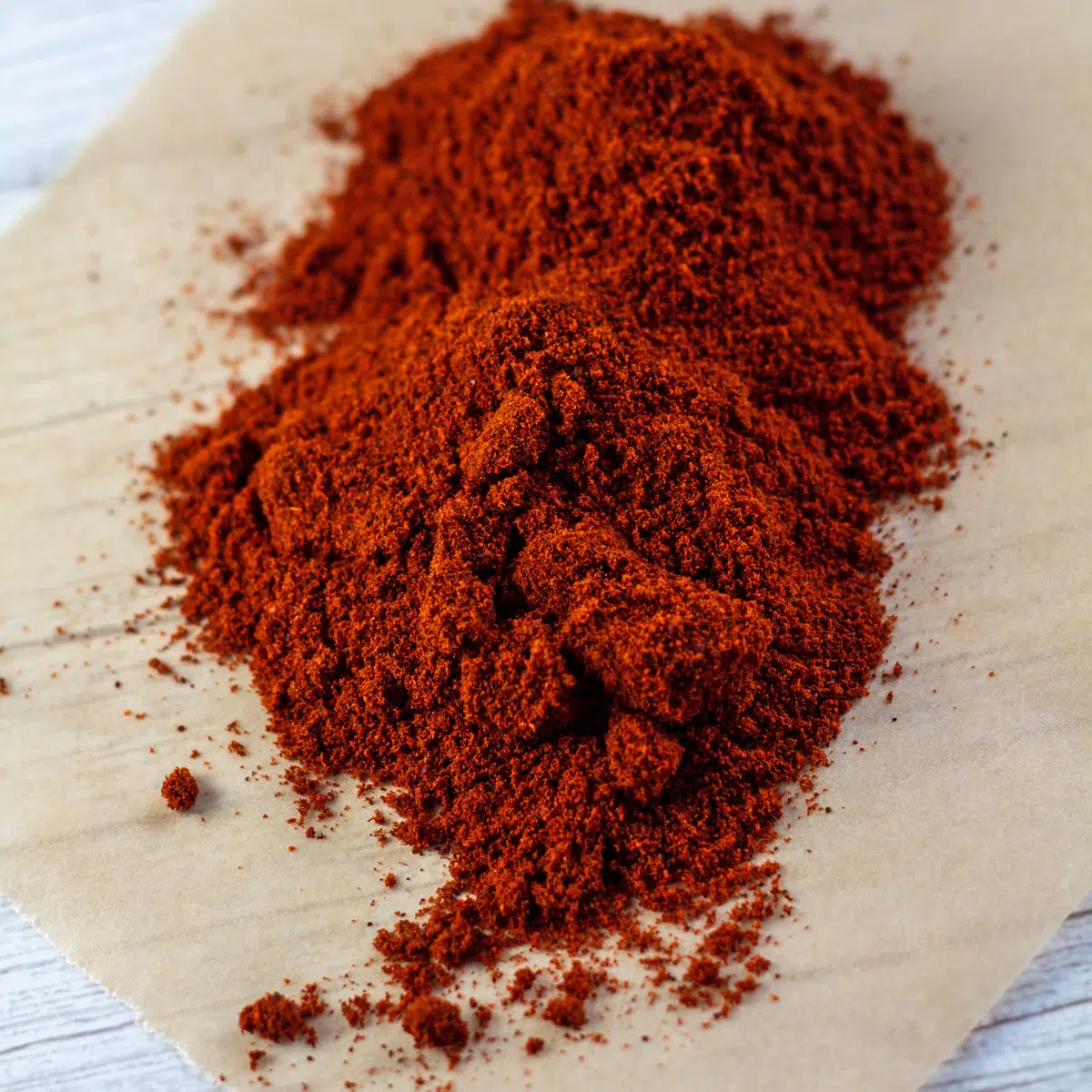 Gambar persegi paprika di atas kertas perkamen.