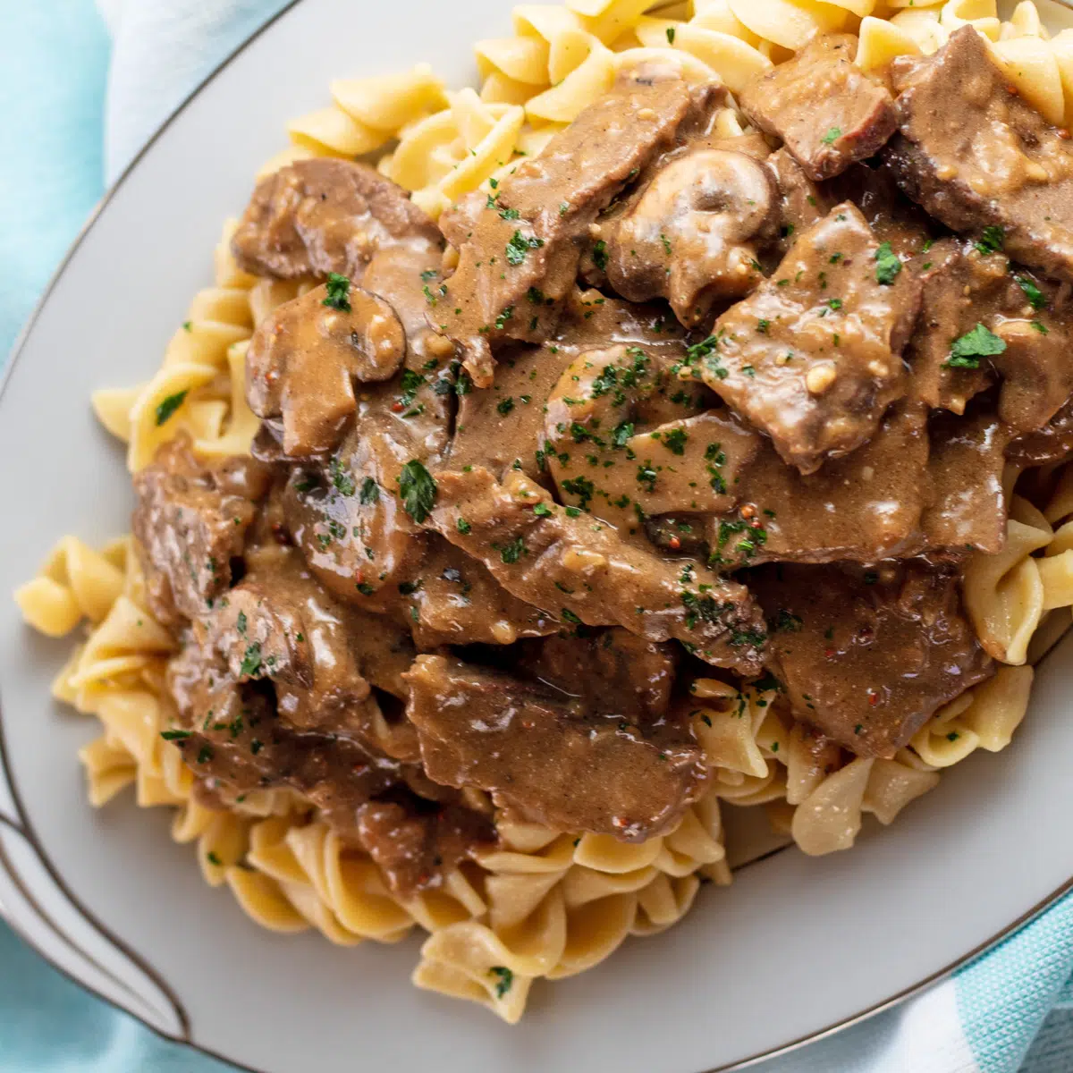 Foto von Beef Stroganoff auf einem weißen Teller.