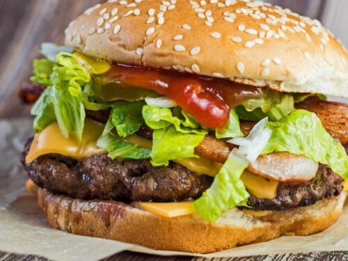 Wat te bij (15+ beste bijgerechten om hamburgers te eten!)