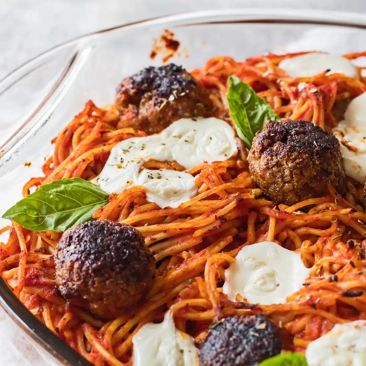 Hvad skal serveres med spaghetti-middagsbillede, der viser bagt spaghetti.