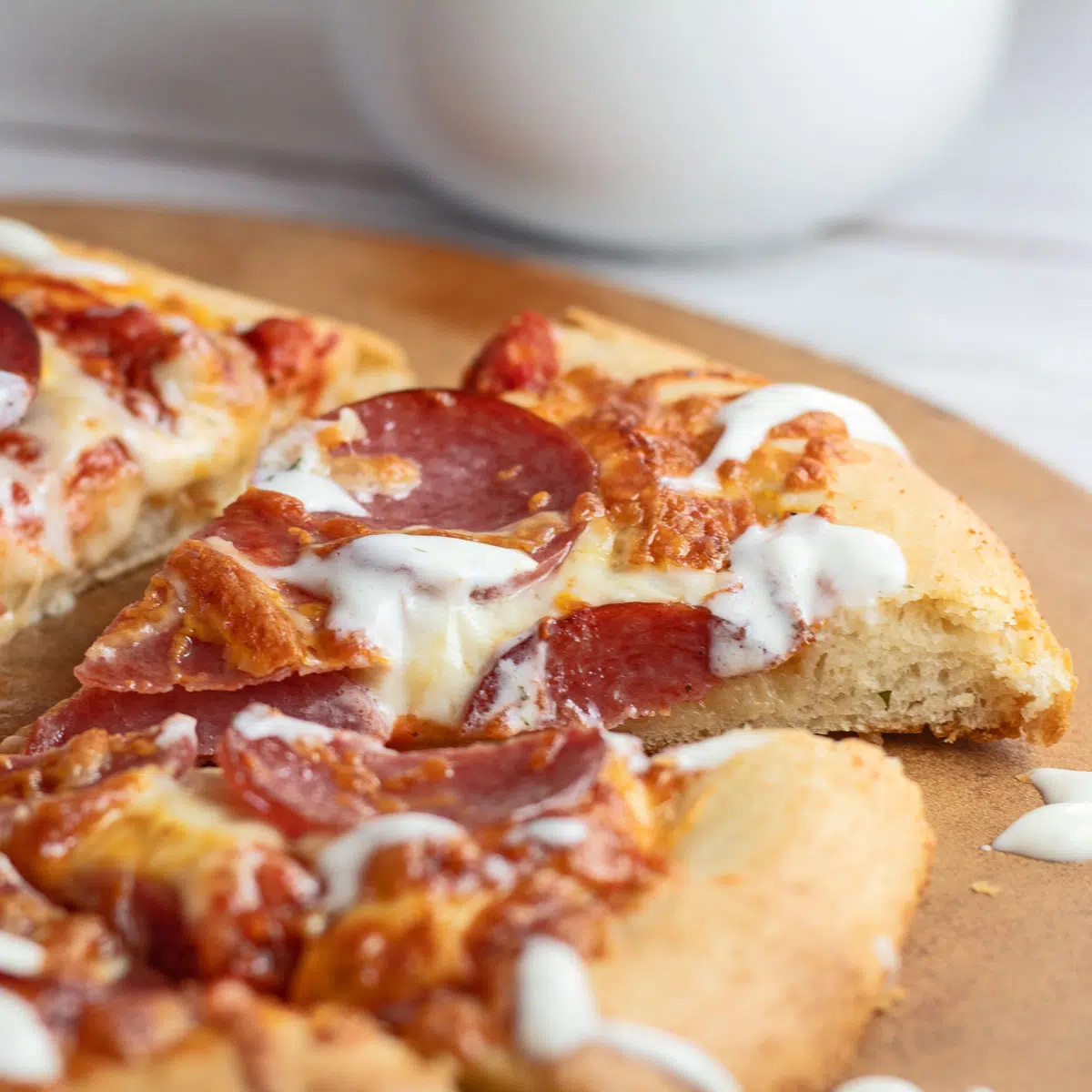 Hvor længe holder pizzaen i køleskabet, når den opbevares sikkert.