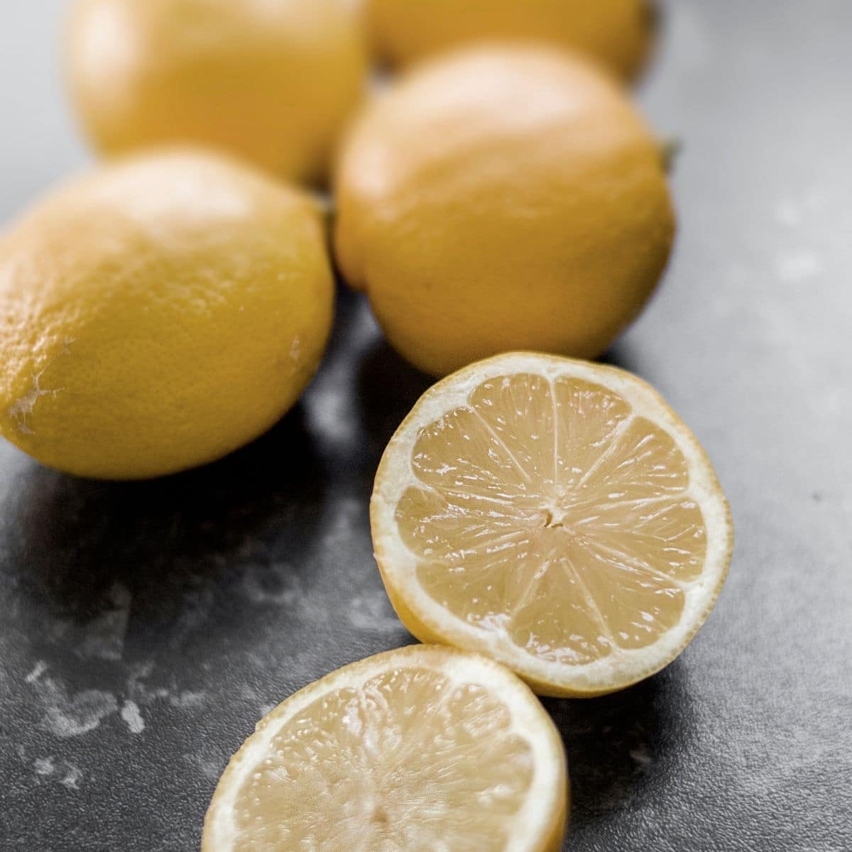 Колко сок има в едно лимоново изображение на пресни лимони.