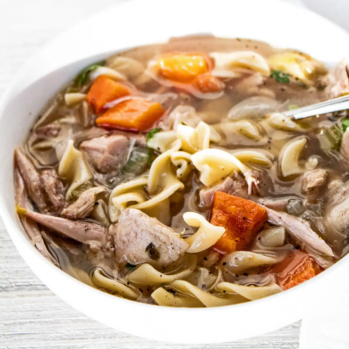 I migliori noodles per zuppa di noodle di pollo immagine della zuppa in una ciotola bianca.