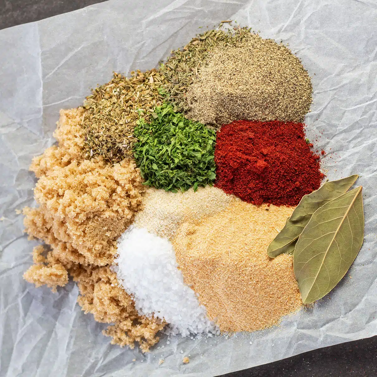 सबसे अच्छा पॉट भुना मसाला बनाने के लिए मापा मसालों की स्क्वायर ओवरहेड छवि।
