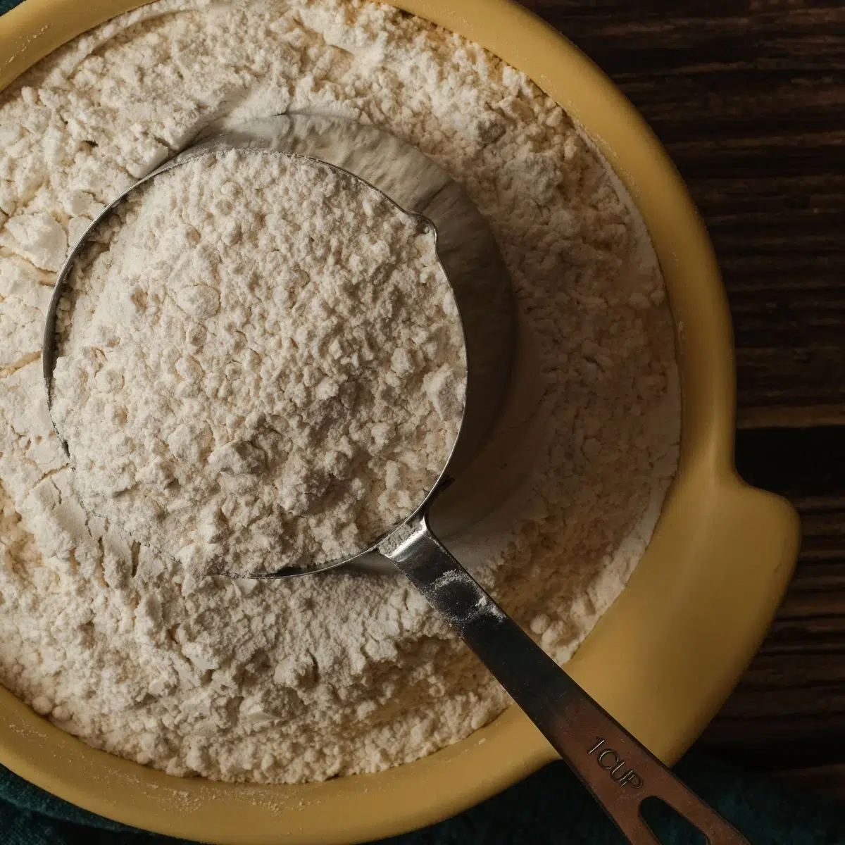 Gambar pengganti tepung almond terbaik dengan tepung almond dalam mangkuk.
