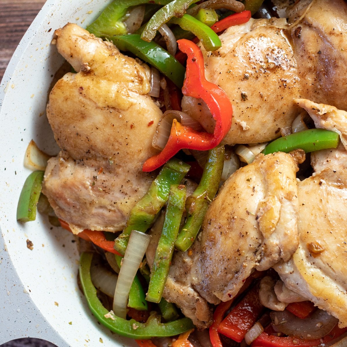 Ayam dan paprika dengan wajan yang mudah adalah makanan semarak yang disajikan bersama dalam waktu singkat.