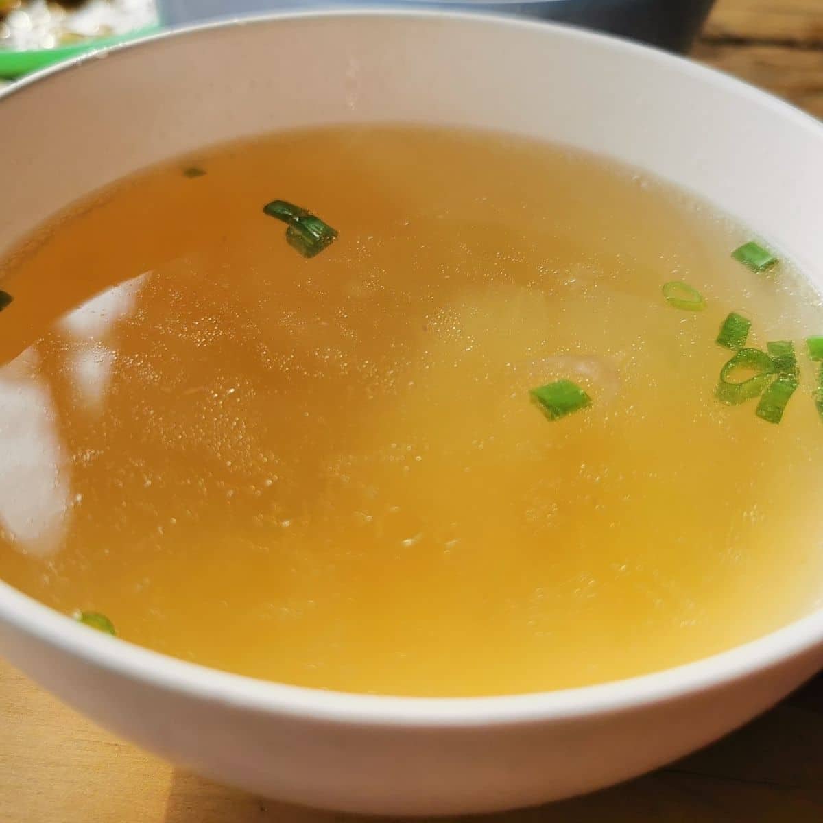Najbolje opcije zamjene za pileću juhu kada vam je potrebna pileća juha u žurbi.