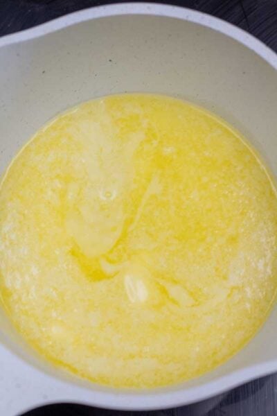 Slika procesa 1 koja prikazuje otopljeni maslac u tavi.