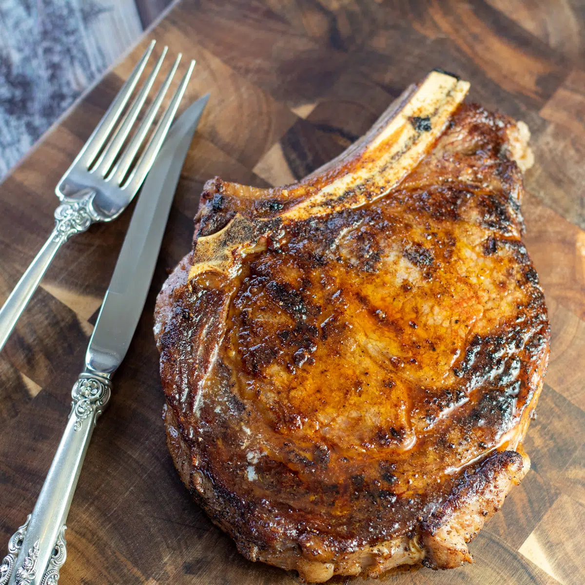 Kesme tahtası üzerinde et lokantası tavada kızartılmış kovboy antrikot bifteğinden inanılmaz derecede lezzetli.