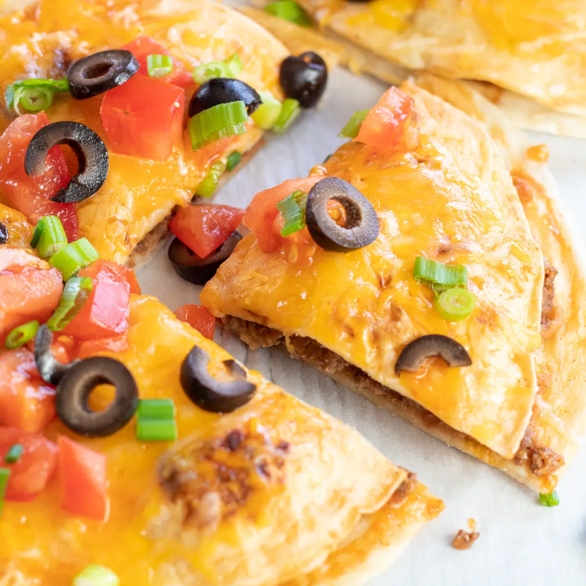 Bedste Taco Bell mexicansk pizza med lag af sprøde tortillas og krydret fyld!