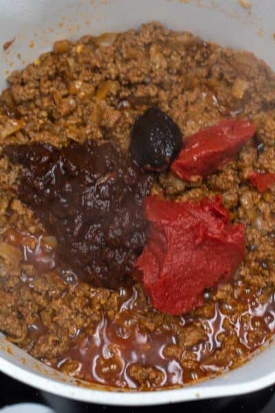 Verwerk foto 6 met tomatenpuree en chipotle-pepers in adobosaus.