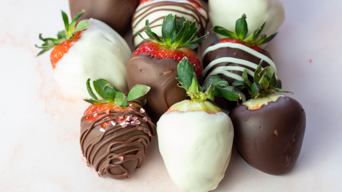 Bredt billede af diverse chokoladeovertrukne jordbær til Valentinsdag.