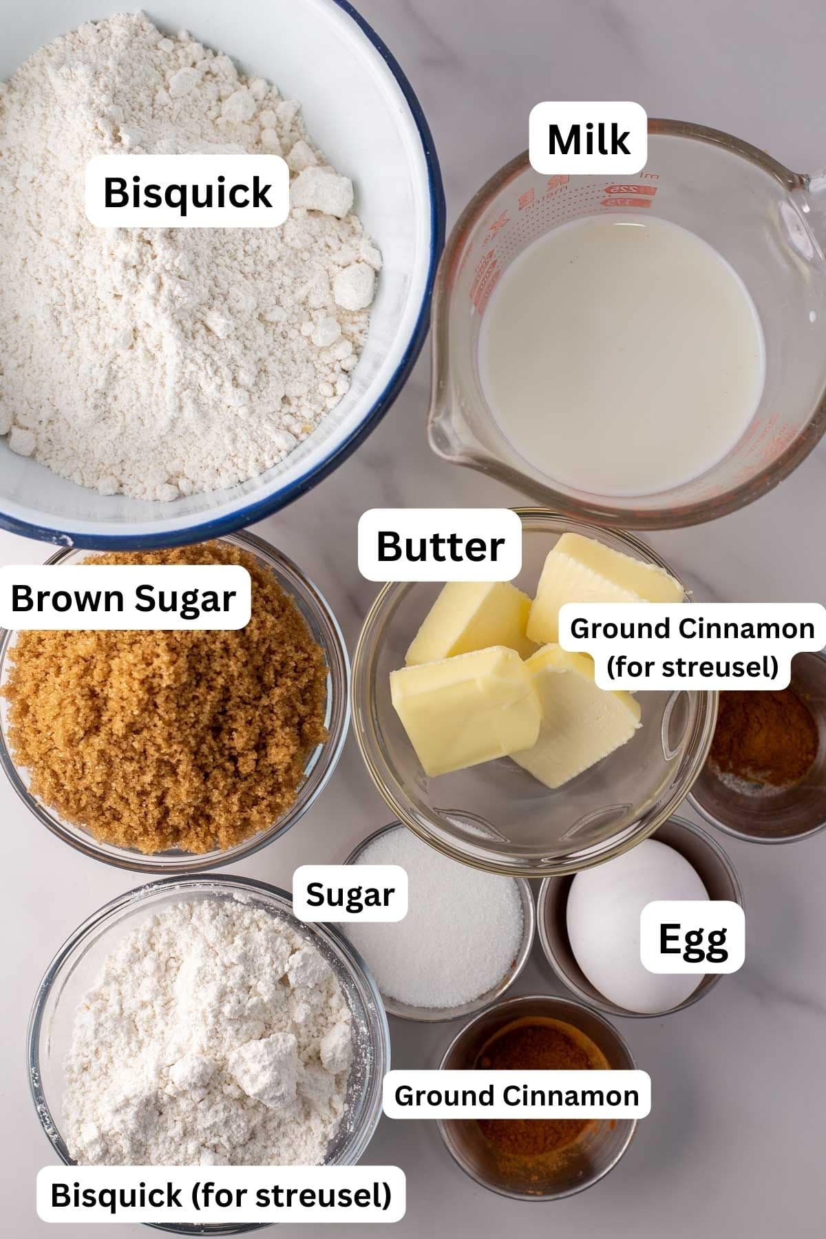 Ingredienser til Bisquick-kaffekage opmålt og mærket.