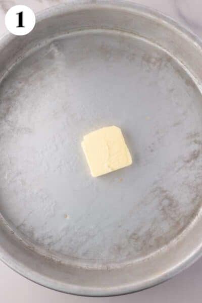 Foto del processo di ricetta della torta al caffè Bisquick 1 prepara la padella con il burro.