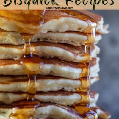 Pin resep Bisquick terbaik dengan pancake Bisquick bertumpuk dan header teks.
