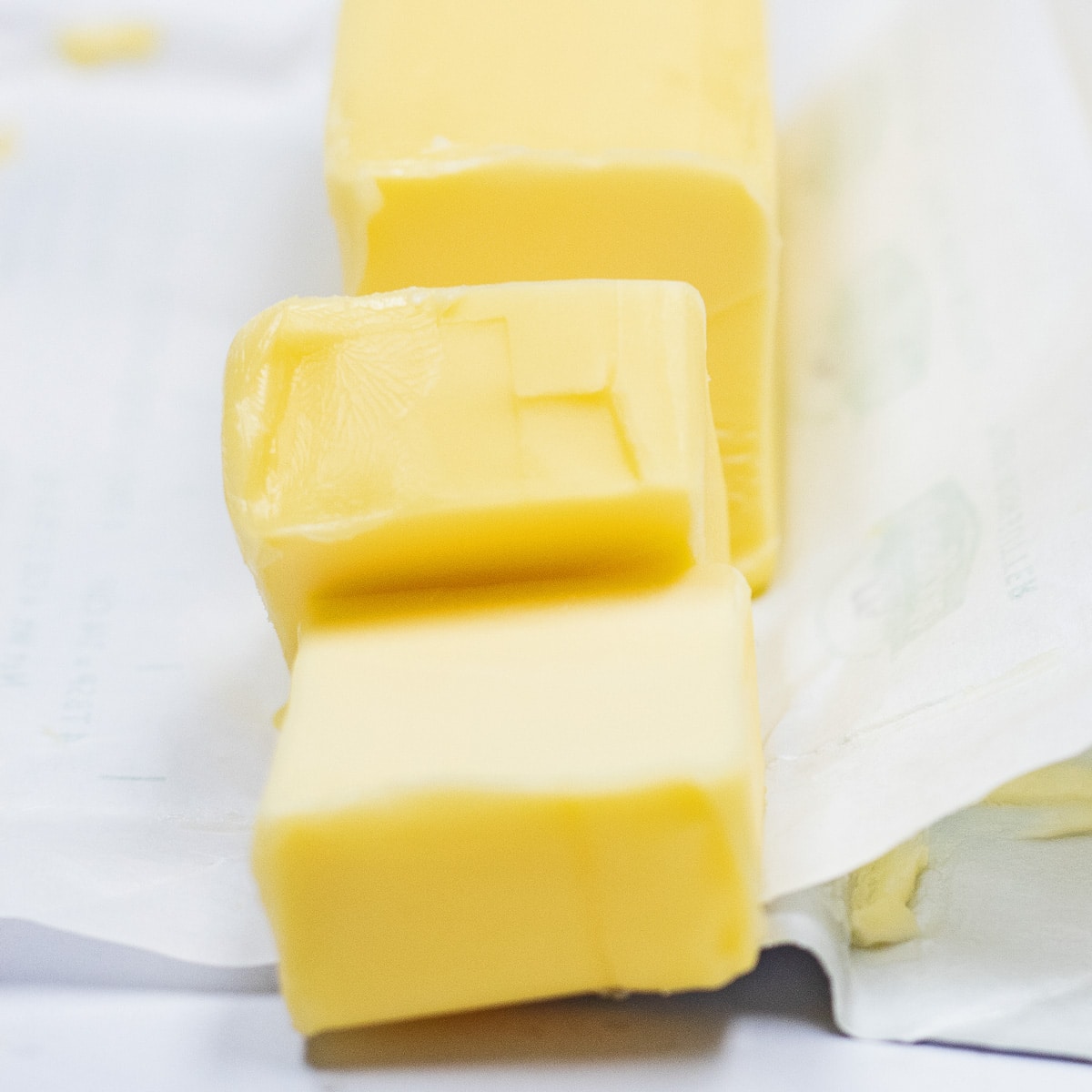 여기에 표시된 슬라이스 유럽 버터를 대체하는 최고의 버터 대체 옵션.