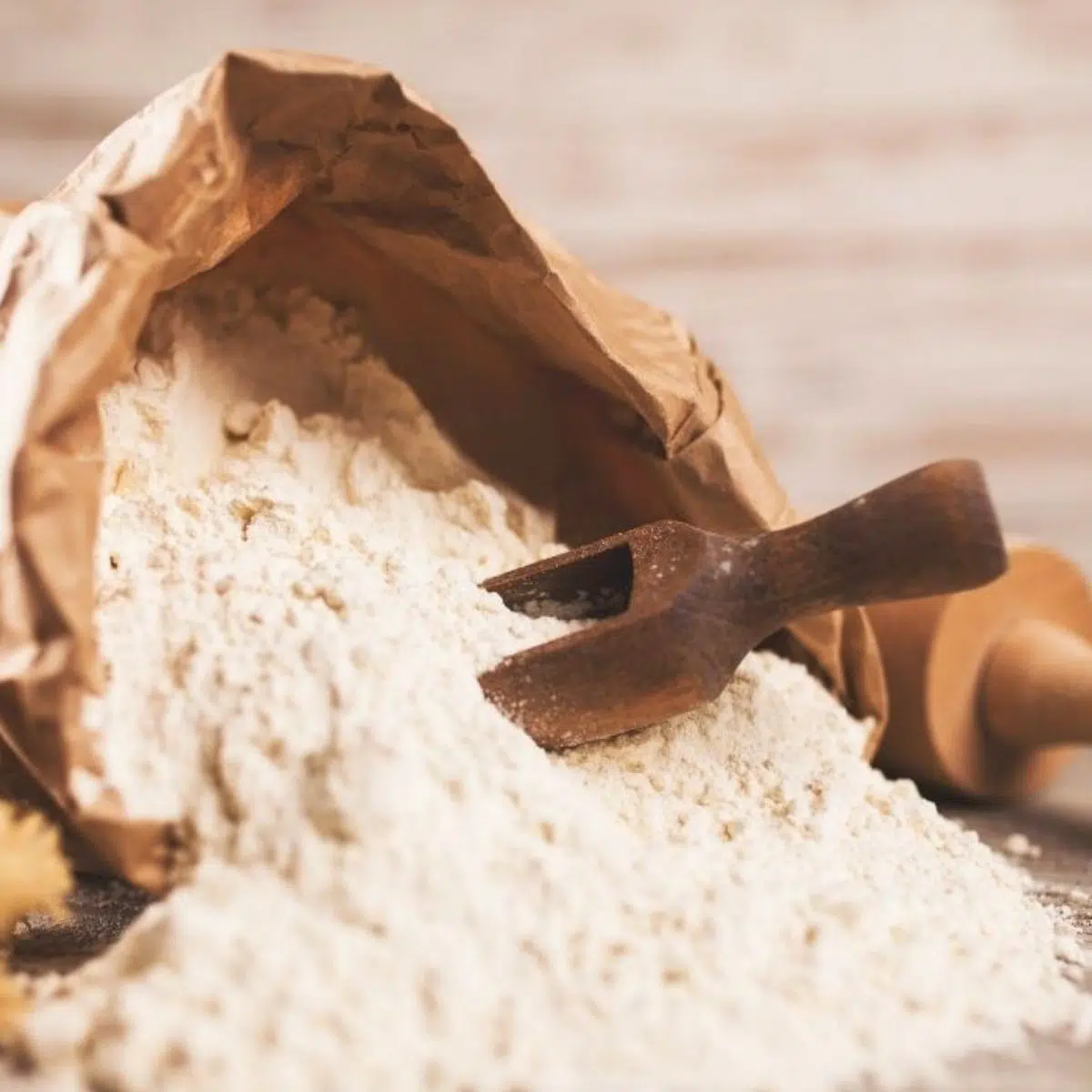 Berapa banyak cangkir dalam satu pon tepung seperti tepung serbaguna ini tumpah dari tas.