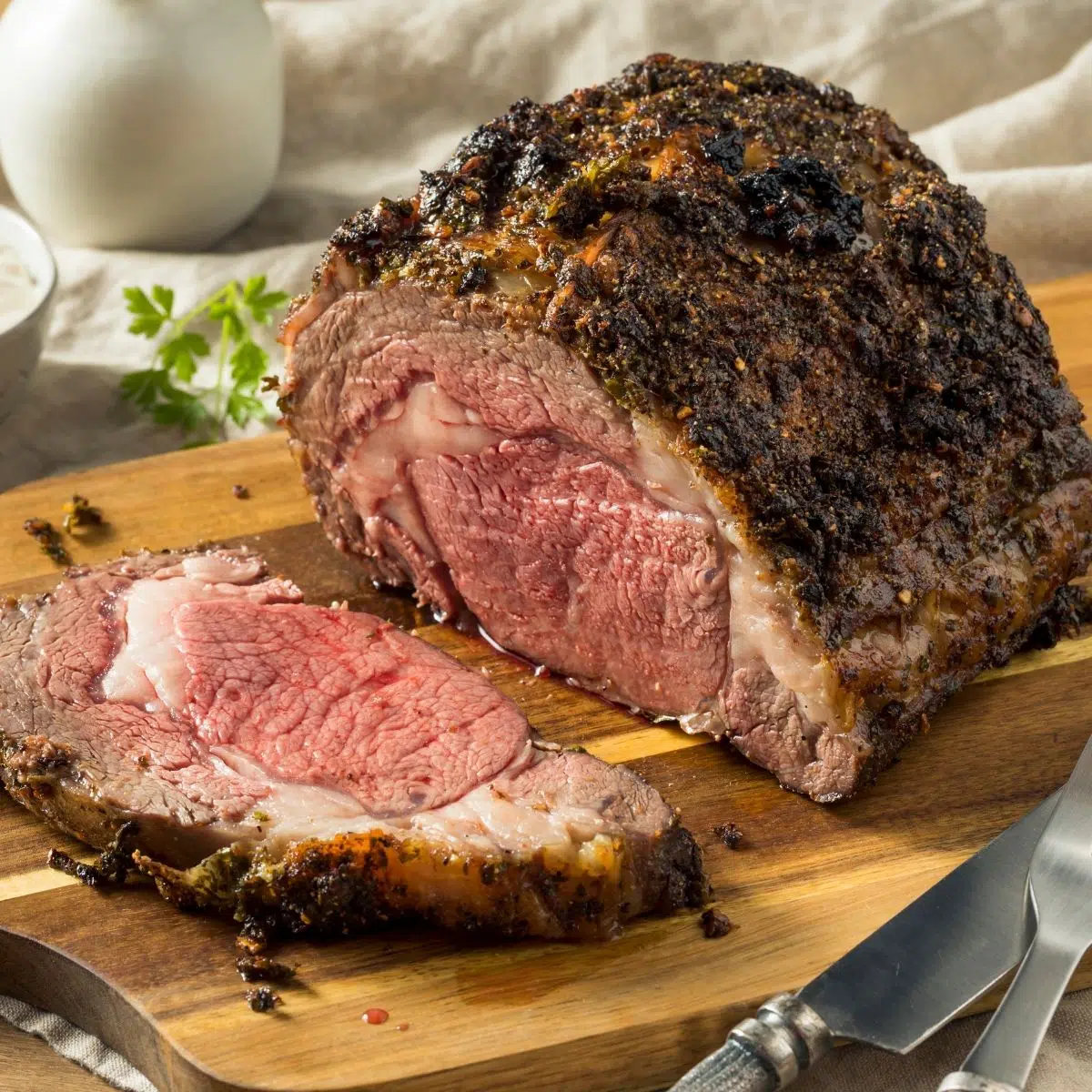 Prime rib gebraden op snijplank om de gaarheid van het rundvlees aan te tonen.