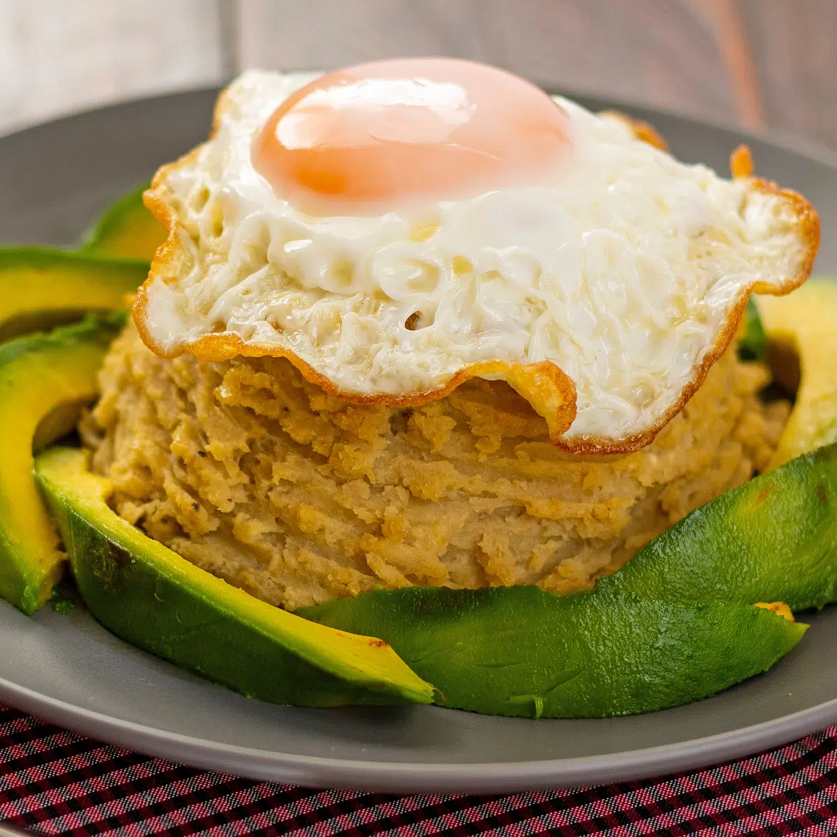 El mangu es una sabrosa guarnición de puré de plátanos verdes que se sirve como guarnición y que nos encanta con el desayuno.