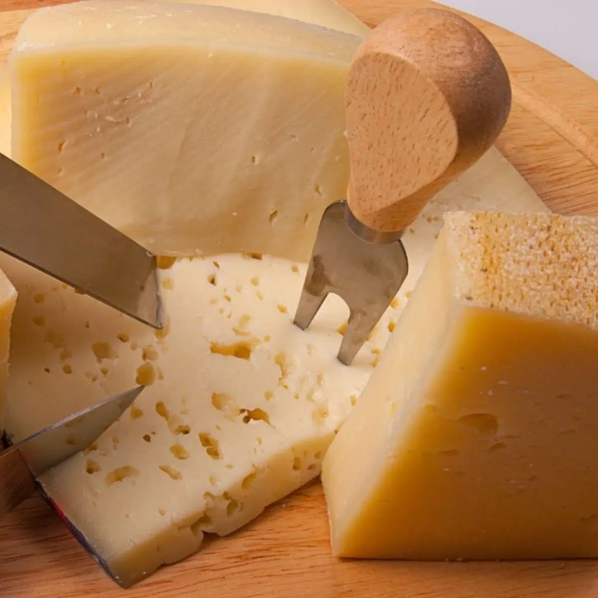 Los tipos de queso italiano más populares que muestran 4 tipos de queso en una tabla de quesos.