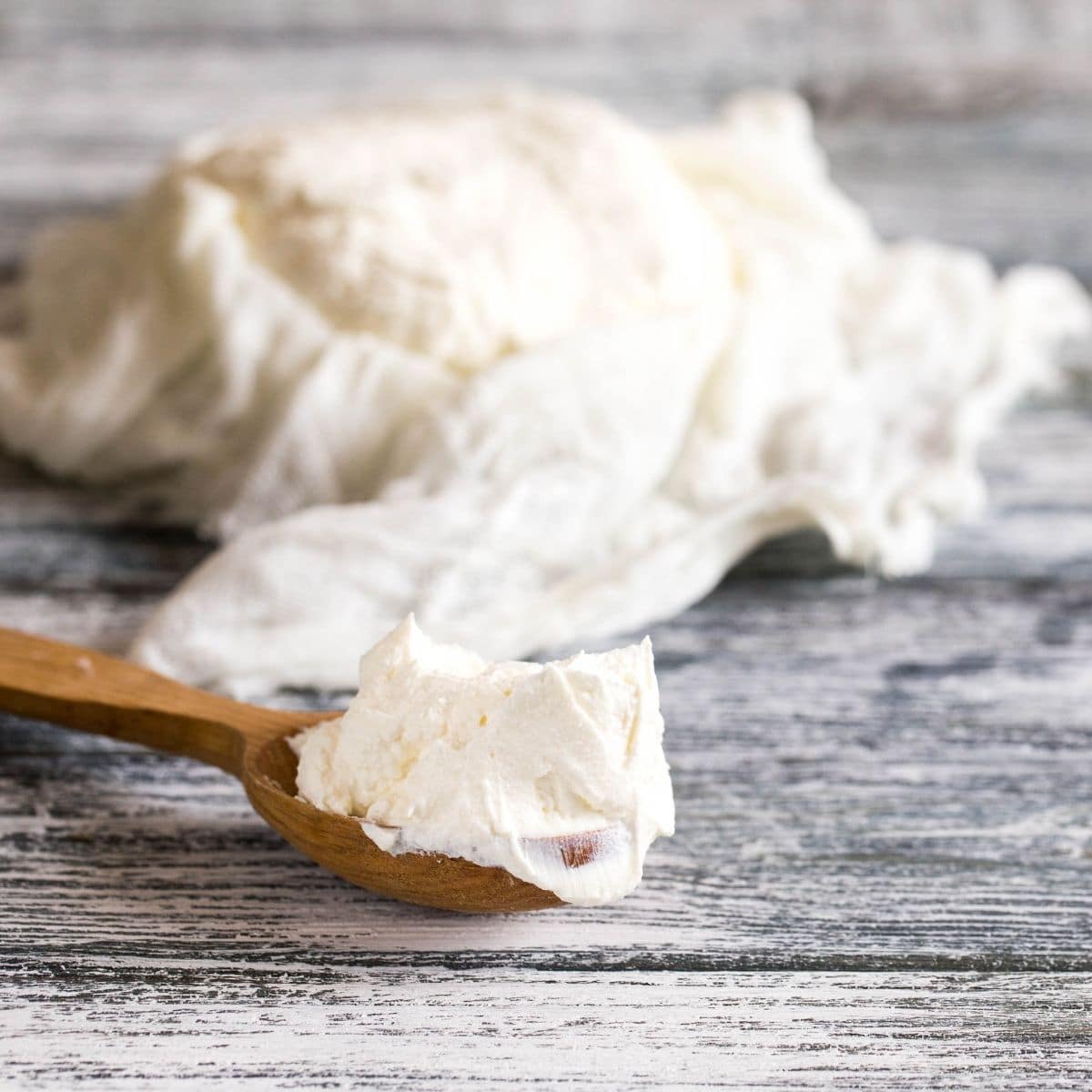 Best mascarpone cheese substitute and alternatives to use in cooking and baking.