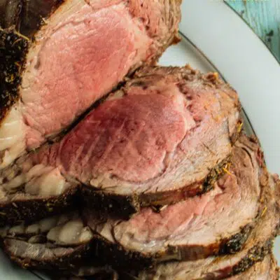 Prime rib cooking times pin image with text header.