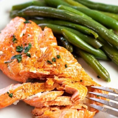 Air fryer salmon pin with text header above the plated sockeye salmon dinner.