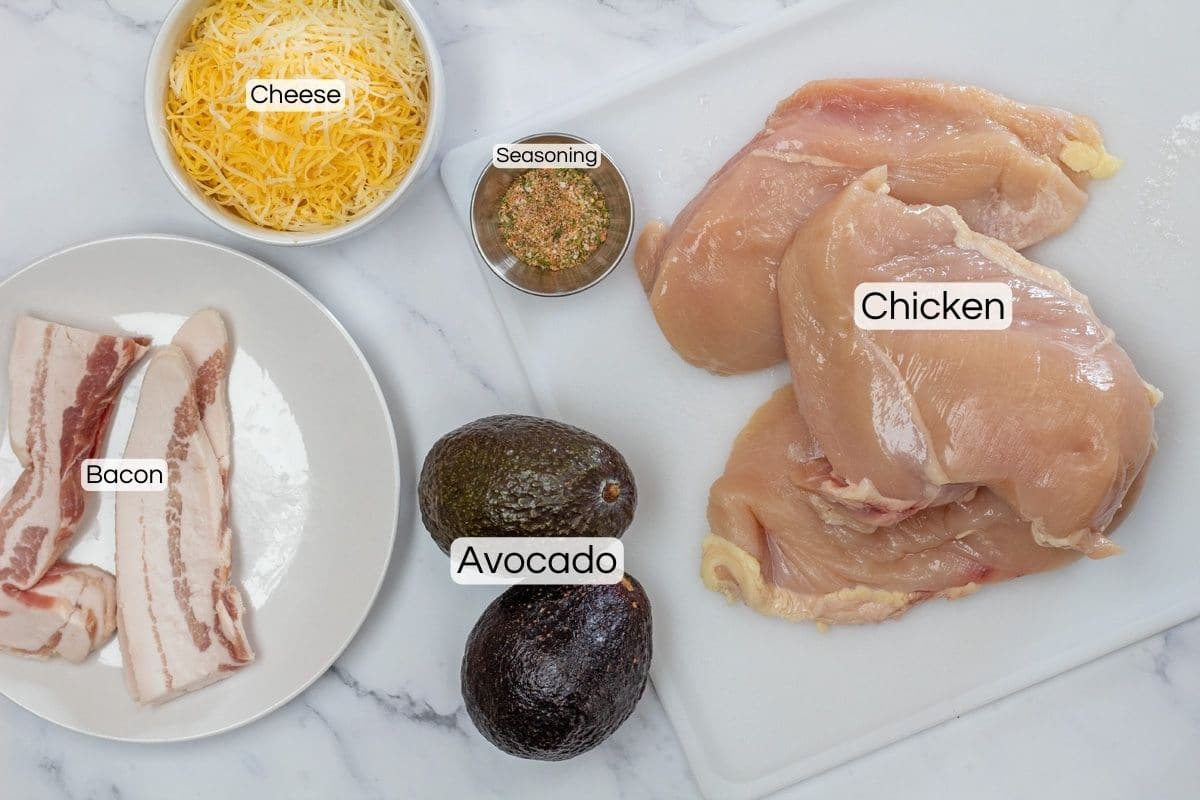 Amplia foto que muestra los ingredientes necesarios para hacer pollo con aguacate.