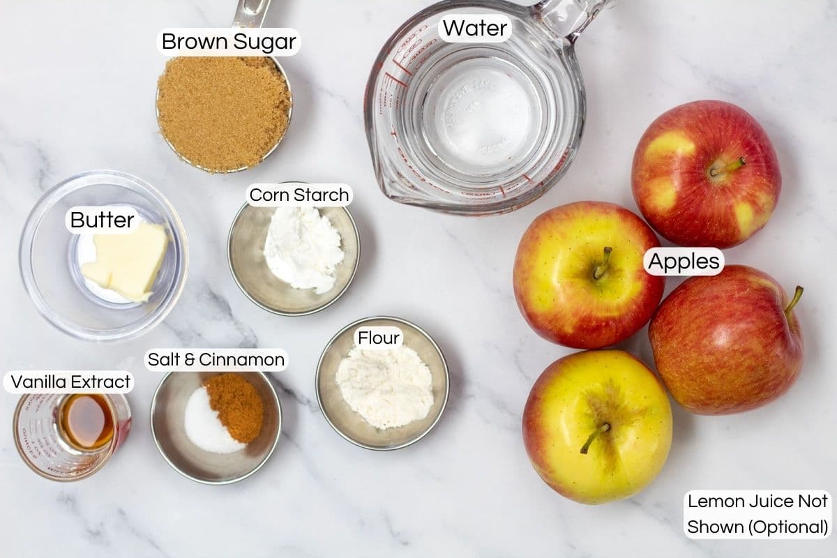 Bredt foto, der viser nødvendige ingredienser. til bagte kanel æbler.