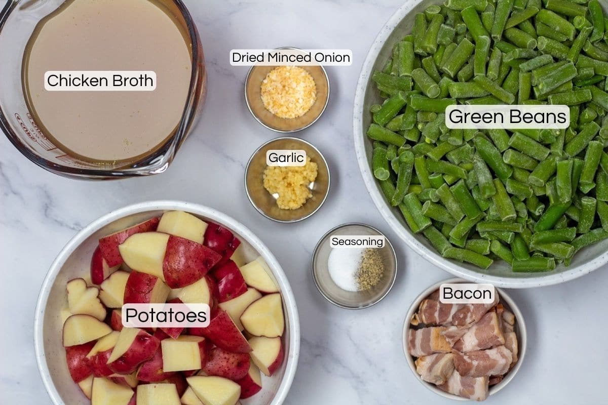 Overheadfoto met ingrediënten die nodig zijn om sperziebonen en aardappelen te maken.