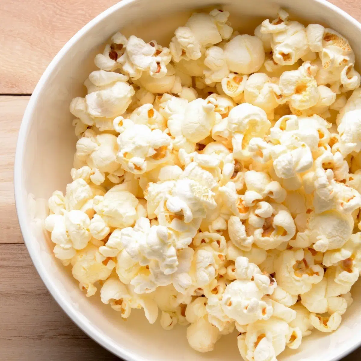 Enkla popcorn med spishäll dyker upp lätta och fluffiga som denna läckra skål!