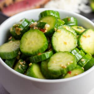 Salad mentimun Asia terbaik yang disajikan dengan kecap asin, madu, dan saus jahe.
