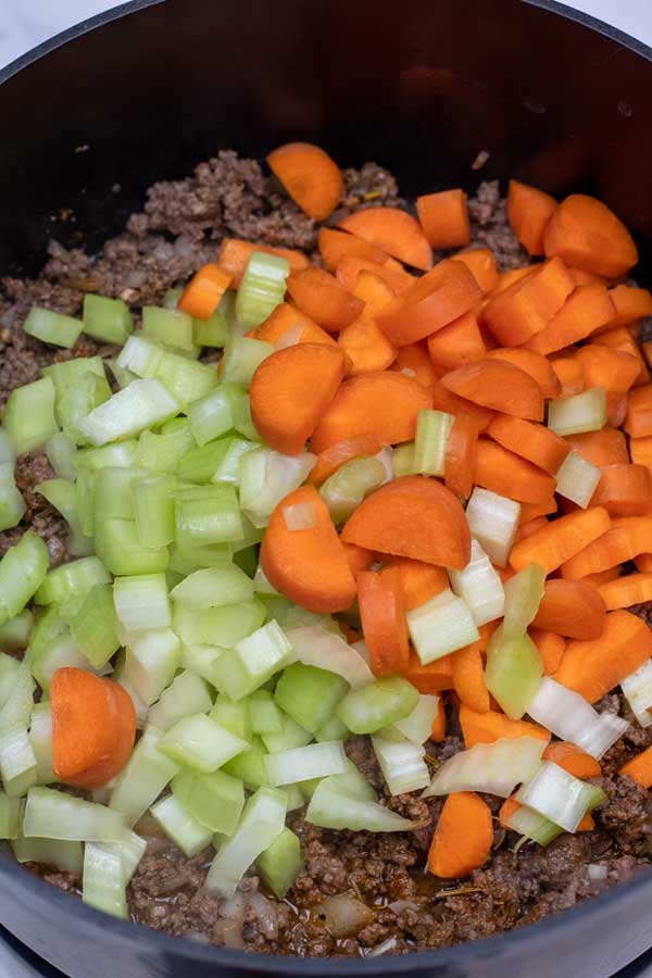 Foto de proceso 6 que muestra la adición de zanahorias y apio.
