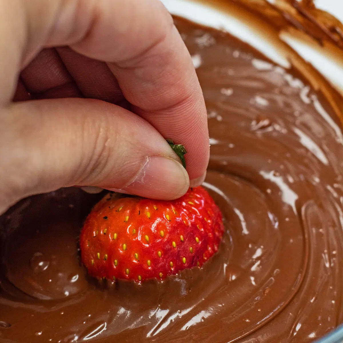 Kako otopiti komadiće čokolade kao što je ova kremasta, glatka čokolada koja se koristi s jagodama.