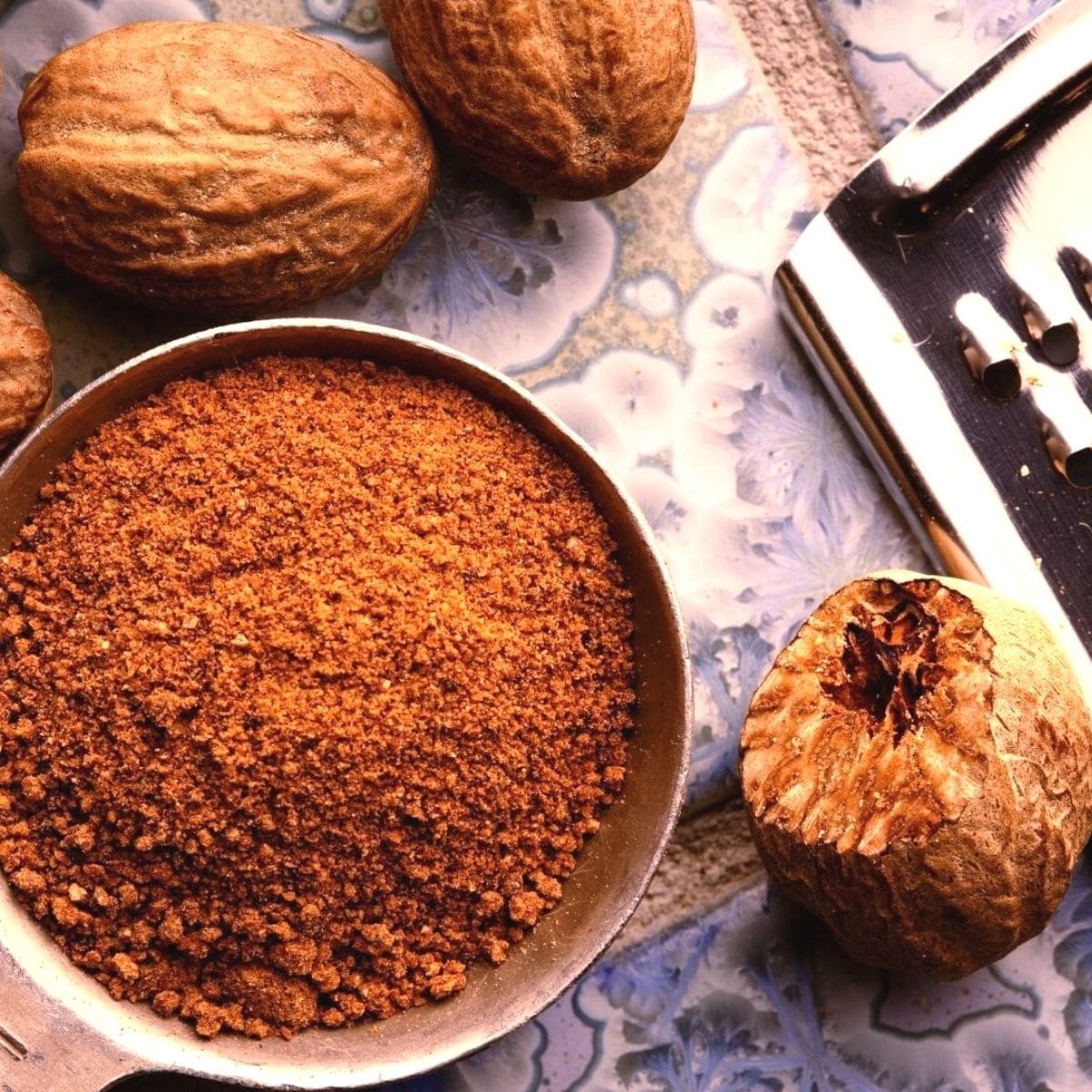 Meilleur substitut de noix de muscade moulue à utiliser dans n'importe quelle recette de cuisine ou de pâtisserie.
