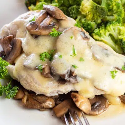 Best mushroom swiss chicken pin with text header above image.
