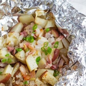 Cómo asar a la parrilla con paquetes de aluminio como estos sabrosos paquetes de papas.