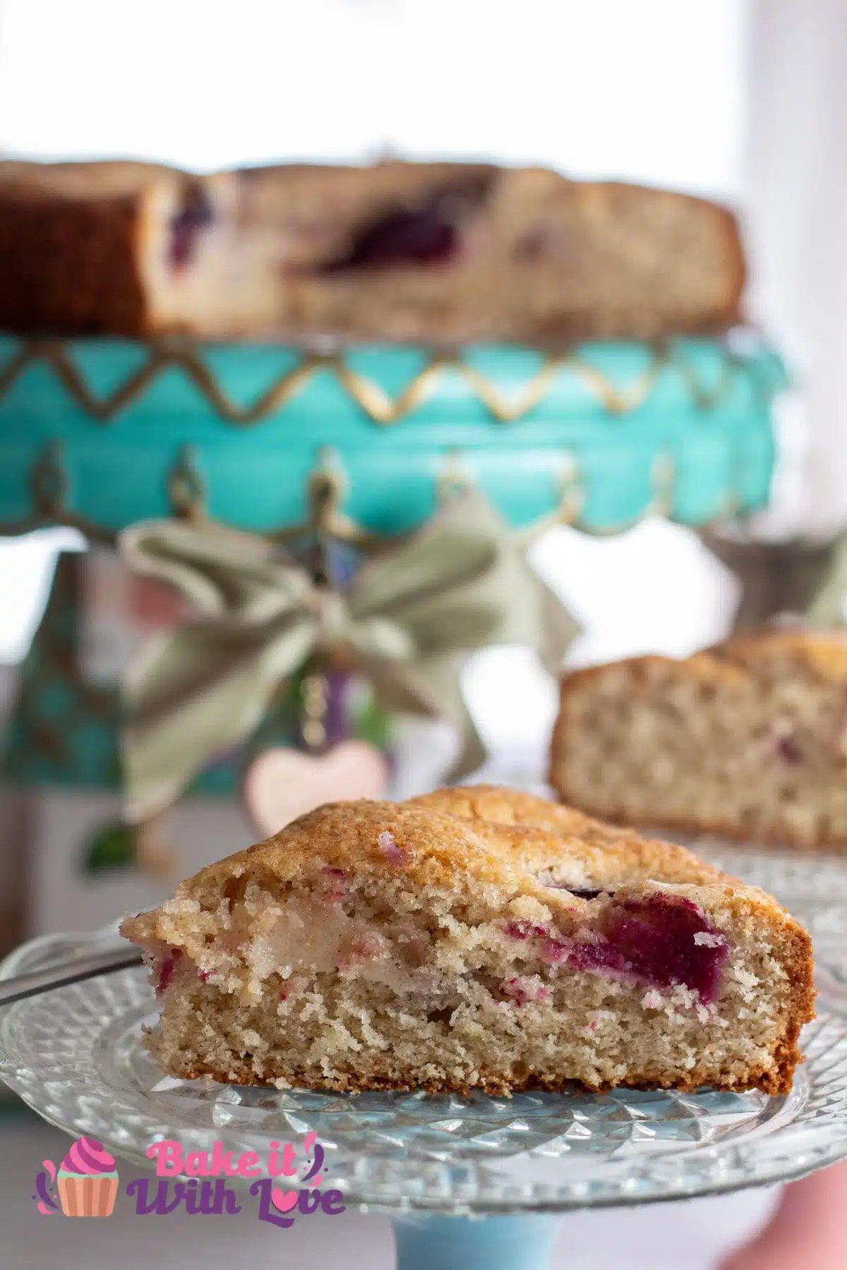 Closeup on the sliced and served plum cake.